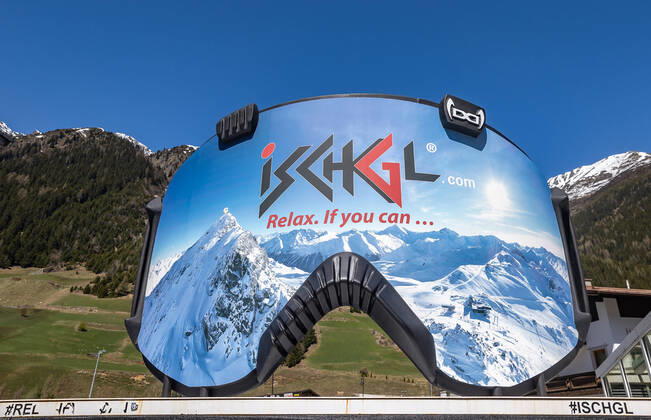 Ischgl 23.04.2020, Ischgl, AUT, Coronaviruskrise, das taegliche Leben in Ischgl. Seit Mitternacht gehoert die Quarantaene, die ueber das Tiroler Paznauntal sowie ueber die Gemeinden St. Anton am Arlberg und Soelden verhaengt war, der Vergangenheit an. Grundlage fuer die Entscheidung war die geringe Zahl an Neuinfektionen in den vergangenen Tagen. Im Bild Situation in Ischgl Situation, the Daily Life during the Coronavirus Pandemie in Ischgl. Since midnight, the quarantine that was imposed on the Tyrolean Paznaun Valley and the communities of St. Anton am Arlberg and Soelden has been a thing of the past. The decision was based on the low number of new infections in the past few days. Austria on 2020 04 23.