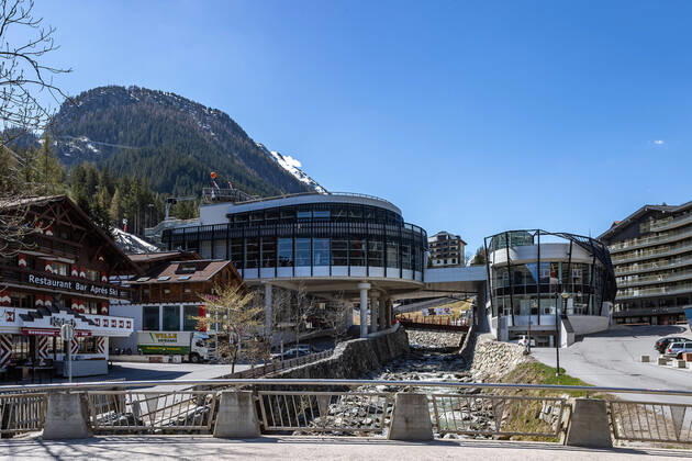 Ischgl 23.04.2020, Ischgl, AUT, Coronaviruskrise, das taegliche Leben in Ischgl. Seit Mitternacht gehoert die Quarantaene, die ueber das Tiroler Paznauntal sowie ueber die Gemeinden St. Anton am Arlberg und Soelden verhaengt war, der Vergangenheit an. Grundlage fuer die Entscheidung war die geringe Zahl an Neuinfektionen in den vergangenen Tagen. im Bild Situation in Ischgl Situation, the Daily Life during the Coronavirus Pandemie in Ischgl. Since midnight, the quarantine that was imposed on the Tyrolean Paznaun Valley and the communities of St. Anton am Arlberg and Soelden has been a thing of the past. The decision was based on the low number of new infections in the past few days. Austria on 2020 04 23.