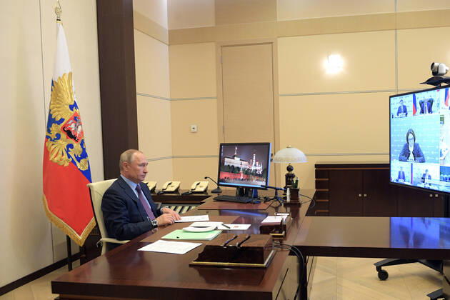 News Bilder des Tages MOSCOW REGION, RUSSIA - APRIL 23, 2020: Russia s President Vladimir Putin during a video conference meeting on bank crediting of the Russian economy at Novo-Ogaryovo residence. Alexei Druzhinin Russian Presidential Press and Information Office TASS  TS0D6CF2