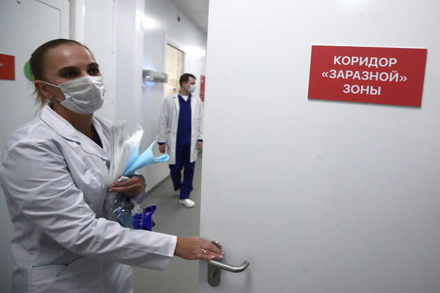 MOSCOW, RUSSIA - APRIL 23, 2020: Head of Infectious Diseases Department Kristina Ryabikova at an entrance to a contaminated area at an infectious desease centre of Demikhov city hospital No 68 for coronavirus patients; a new 800-bed infectious disease centre in the village of Voronovskoye was built within a month using pre-fabricated structures; after the COVID-19 pandemic, the centre will deal with all types of infectious diseases. Valery Sharifulin TASS  TS0D6C7D