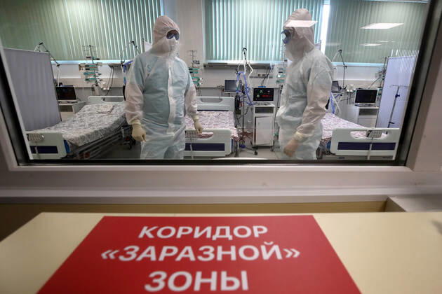 MOSCOW, RUSSIA - APRIL 23, 2020: Medical workers seen in an in-patient ward at a contaminated area of Demikhov city hospital No 68 for coronavirus patients; a new 800-bed infectious disease centre in the village of Voronovskoye was built within a month using pre-fabricated structures; after the COVID-19 pandemic, the centre will deal with all types of infectious diseases. Valery Sharifulin TASS  TS0D6CBF