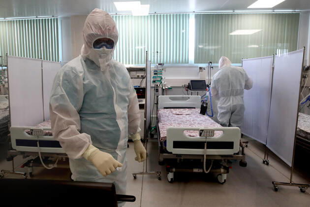 MOSCOW, RUSSIA - APRIL 23, 2020: Medical workers seen in an intensive care unit at an infectious desease centre of Demikhov city hospital No 68 for coronavirus patients; a new 800-bed infectious disease centre in the village of Voronovskoye was built within a month using pre-fabricated structures; after the COVID-19 pandemic, the centre will deal with all types of infectious diseases. Valery Sharifulin TASS  TS0D6CC8