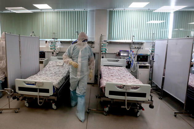 MOSCOW, RUSSIA - APRIL 23, 2020: A medical worker seen in an intensive care unit at an infectious desease centre of Demikhov city hospital No 68 for coronavirus patients; a new 800-bed infectious disease centre in the village of Voronovskoye was built within a month using pre-fabricated structures; after the COVID-19 pandemic, the centre will deal with all types of infectious diseases. Valery Sharifulin TASS  TS0D6CCA