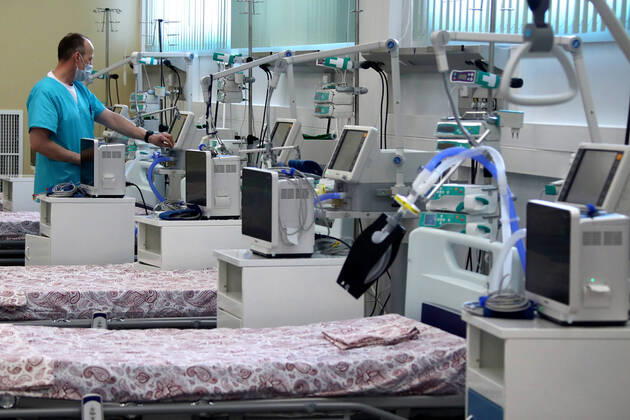 MOSCOW, RUSSIA - APRIL 23, 2020: A medical worker seen in an intensive care unit at an infectious desease centre of Demikhov city hospital No 68 for coronavirus patients; a new 800-bed infectious disease centre in the village of Voronovskoye was built within a month using pre-fabricated structures; after the COVID-19 pandemic, the centre will deal with all types of infectious diseases. Valery Sharifulin TASS  TS0D6CCF