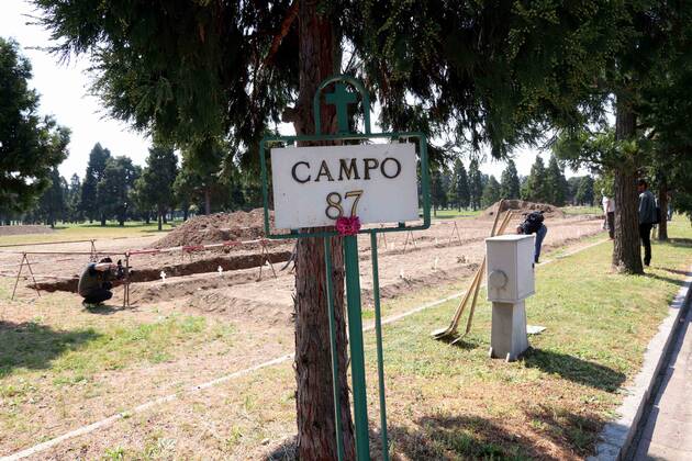 News Bilder des Tages foto ipp clemente marmorino milano 23 04 2020 emergenza coronavirus - i corpi delle vittime da covid 19 non reclamati dai parenti vengono seppelliti al campo 87 del cimitero maggiore nella foto il campo 87  0