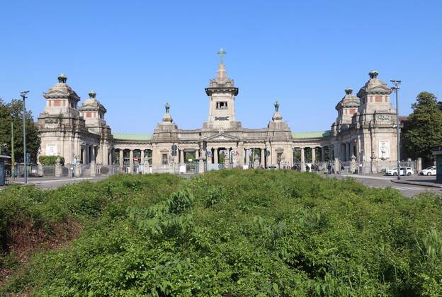 foto ipp clemente marmorino milano 23 04 2020 emergenza coronavirus - i corpi delle vittime da covid 19 non reclamati dai parenti vengono seppelliti al campo 87 del cimitero maggiore nella foto esterno cimitero maggiore  0