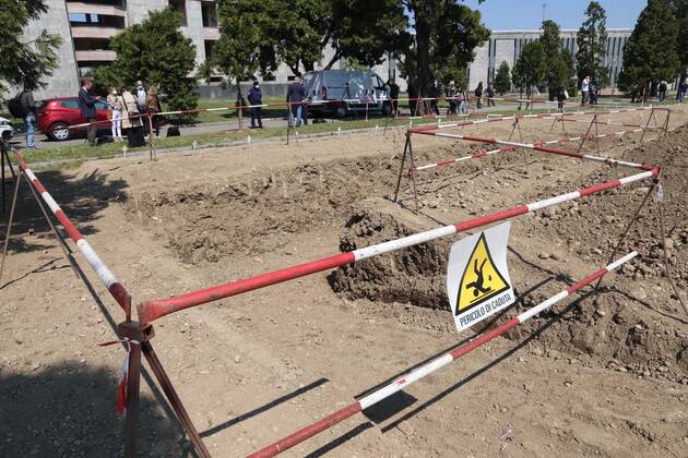 foto ipp clemente marmorino milano 23 04 2020 emergenza coronavirus - i corpi delle vittime da covid 19 non reclamati dai parenti vengono seppelliti al campo 87 del cimitero maggiore nella foto fosse in attesa di bare  0