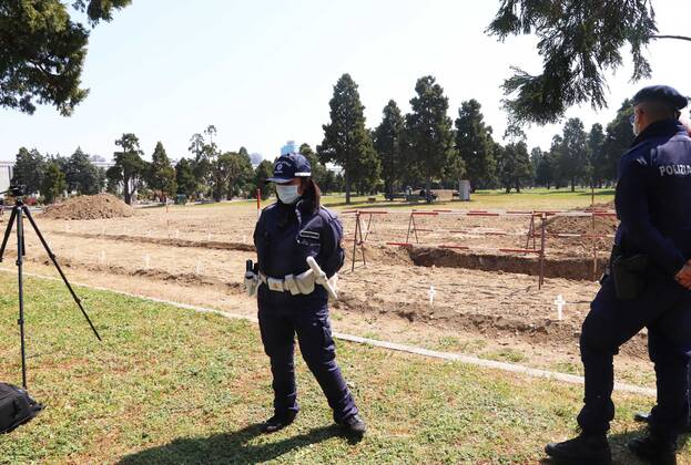 foto ipp clemente marmorino milano 23 04 2020 emergenza coronavirus - i corpi delle vittime da covid 19 non reclamati dai parenti vengono seppelliti al campo 87 del cimitero maggiore nella foto la polizia presidia la zona del campo 87  0