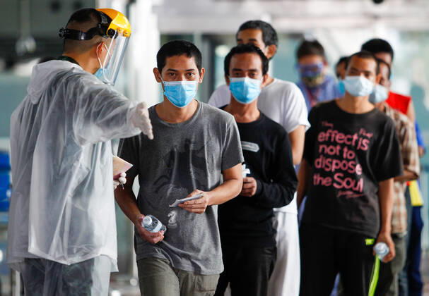April 23, 2020, Bangkok, Thailand: Passengers arrive at the Suvarnabhumi Airport while wearing face masks as a preventive measure during the Coronavirus (COVID-19) crisis..Thailand has so far reported 2,839 cases of COVID-19 coronavirus with most of the cases reported in the Capital city of Bangkok. Bangkok Thailand - ZUMAs197 20200423_zaa_s197_019 Copyright: xChaiwatxSubprasomx