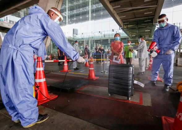 News Bilder des Tages April 23, 2020, Bangkok, Thailand: Soldiers dressed in protective suits as a preventive measure guiding passenger at the Suvarnabhumi Airport during the Coronavirus (COVID-19) crisis..Thailand has so far reported 2,839 cases of COVID-19 coronavirus with most of the cases reported in the Capital city of Bangkok. Bangkok Thailand - ZUMAs197 20200423_zaa_s197_020 Copyright: xChaiwatxSubprasomx