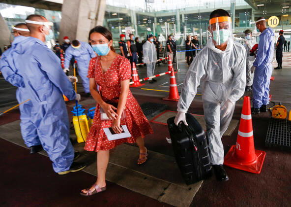 April 23, 2020, Bangkok, Thailand: Soldiers dressed in protective suits as a preventive measure guiding passenger at the Suvarnabhumi Airport during the Coronavirus (COVID-19) crisis..Thailand has so far reported 2,839 cases of COVID-19 coronavirus with most of the cases reported in the Capital city of Bangkok. Bangkok Thailand - ZUMAs197 20200423_zaa_s197_021 Copyright: xChaiwatxSubprasomx