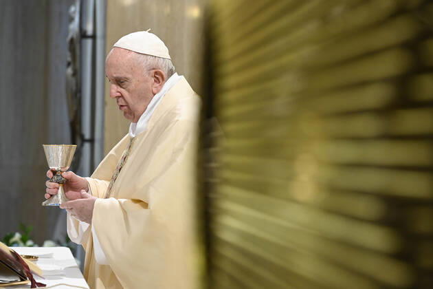 NO FRANCE - NO SWITZERLAND: April 22,2020 : Pope Francis celebrates a mass in Saint Marta at the Vatican EDITORIAL USE ONLY. NOT FOR SALE FOR MARKETING OR ADVERTISING CAMPAIGNS  Copyright: x VATICANxMEDIAx CPPx xIPAx xCatholicxPressxPhotox