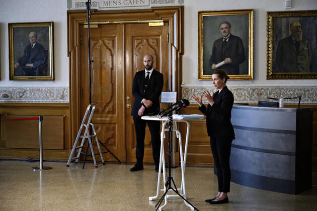 Statsminister Mette Frederiksen (S) taler med pressen efter et partiledermoede om genaabning paa Christiansborg, torsdag den 23. april 2020. Partilederne moedes om teststrategi og den videre proces frem mod fase to af genaabningen af Danmark efter covid-19 nedlukningerne.. , Copenhagen Denmark Copyright: PhilipxDavali PhilipxDavalix cop105 spdk20200423-152825-L