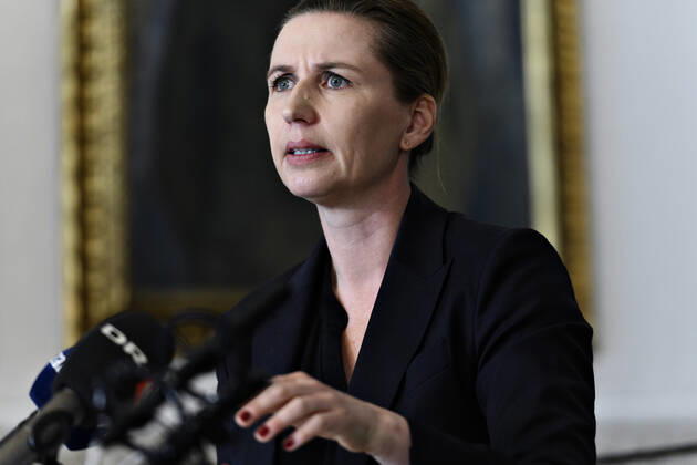 Statsminister Mette Frederiksen (S) taler med pressen efter et partiledermoede om genaabning paa Christiansborg, torsdag den 23. april 2020. Partilederne moedes om teststrategi og den videre proces frem mod fase to af genaabningen af Danmark efter covid-19 nedlukningerne.. , Copenhagen Denmark Copyright: PhilipxDavali PhilipxDavalix cop105 spdk20200423-152841-L