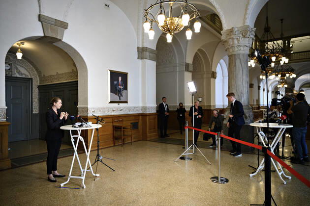 Statsminister Mette Frederiksen (S) taler med pressen efter et partiledermoede om genaabning paa Christiansborg, torsdag den 23. april 2020. Partilederne moedes om teststrategi og den videre proces frem mod fase to af genaabningen af Danmark efter covid-19 nedlukningerne.. , Copenhagen Denmark Copyright: PhilipxDavali PhilipxDavalix cop105 spdk20200423-152911-L