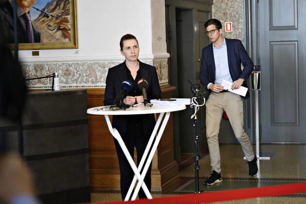 Alex Vanopslagh (LA) passerer statsminister Mette Frederiksen (S), som taler med pressen efter et partiledermoede om genaabning paa Christiansborg, torsdag den 23. april 2020. Partilederne moedes om teststrategi og den videre proces frem mod fase to af genaabningen af Danmark efter covid-19 nedlukningerne.. , Copenhagen Denmark Copyright: PhilipxDavali PhilipxDavalix cop105 spdk20200423-152918-L