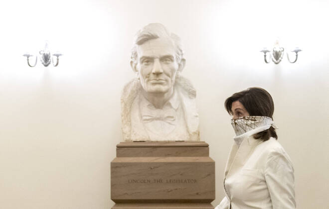 Bilder des Jahres 2020, News 04 April News Themen der Woche KW17 News Bilder des Tages Speaker of the House Nancy Pelosi, D-Calif, wears a scarf as a mask to protect against COVID-19 as she passes a bust of President Abraham Lincoln upon arriving at the U.S. Capitol on Thursday, April 23, 2020. The House is expected to vote and pass a Coronavirus relief bill today.  WAP20200423301 KEVINxDIETSCH