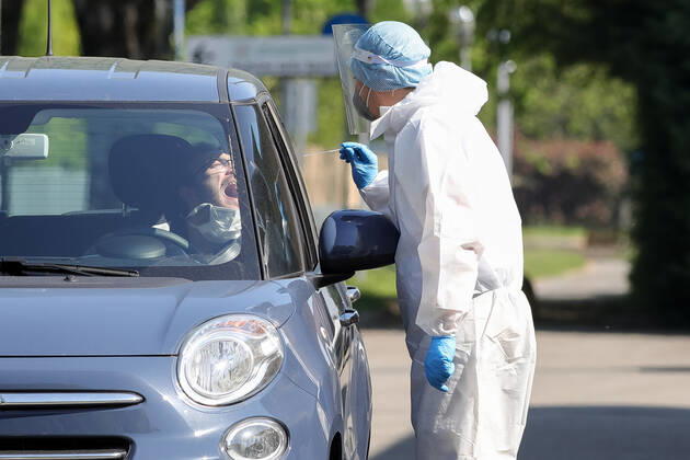 Foto IPP Ciancaglini Emmanuele Carpi 23 04 2020 Emergenza coronavirus - test tampone covid 19 nella modalitÃ drive-through nella foto: Operatori sanitari effettuano test tamponi Italy Photo Press - World Copyright  0