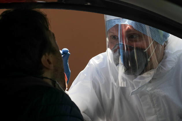 Foto IPP Ciancaglini Emmanuele Carpi 23 04 2020 Emergenza coronavirus - test tampone covid 19 nella modalitÃ drive-through nella foto: Operatori sanitari effettuano test tamponi Italy Photo Press - World Copyright  0