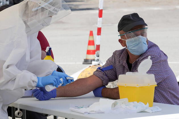News Bilder des Tages Foto IPP Ciancaglini Emmanuele Carpi 23 04 2020 Emergenza coronavirus - test tampone covid 19 nella modalitÃ drive-through nella foto: Operatori sanitari effettuano test tamponi Italy Photo Press - World Copyright  0