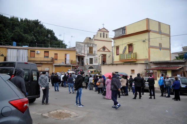 Palermo.Coronavirus, lined up to the Danisinni by Fra Mauro Billetta of the Parish of Sant Agnese for the distribution of the shopping package ... Ph.Alessandro Fucarini. (Alessandro Fucarini Fotogramma, Palermo - 2020-04-23) p.s. la foto e utilizzabile nel rispetto del contesto in cui e stata scattata, e senza intento diffamatorio del decoro delle persone rappresentate  Copyright: xAlessandroxFucarinix xFOTOGRAMMAx