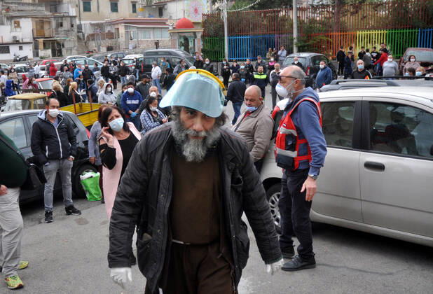 Palermo.Coronavirus, lined up to the Danisinni by Fra Mauro Billetta of the Parish of Sant Agnese for the distribution of the shopping package ... Ph.Alessandro Fucarini. (Alessandro Fucarini Fotogramma, Palermo - 2020-04-23) p.s. la foto e utilizzabile nel rispetto del contesto in cui e stata scattata, e senza intento diffamatorio del decoro delle persone rappresentate  Copyright: xAlessandroxFucarinix xFOTOGRAMMAx