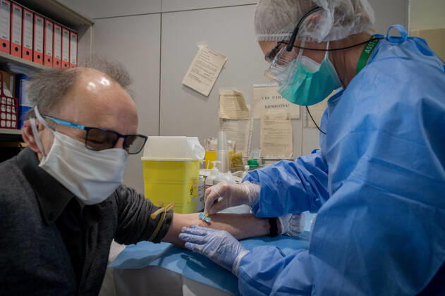 Cremona. Serological tests for blood sampling for the emergency COVID19 at the Cremona Hospital (Carlo Cozzoli Fotogramma, Cremona - 2020-04-23) p.s. la foto e utilizzabile nel rispetto del contesto in cui e stata scattata, e senza intento diffamatorio del decoro delle persone rappresentate  Copyright: xCarloxCozzolix xFOTOGRAMMAx