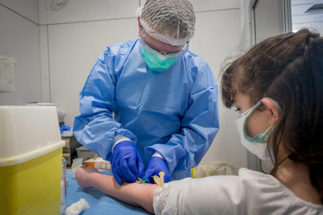 Cremona. Serological tests for blood sampling for the emergency COVID19 at the Cremona Hospital (Carlo Cozzoli Fotogramma, Cremona - 2020-04-23) p.s. la foto e utilizzabile nel rispetto del contesto in cui e stata scattata, e senza intento diffamatorio del decoro delle persone rappresentate  Copyright: xCarloxCozzolix xFOTOGRAMMAx