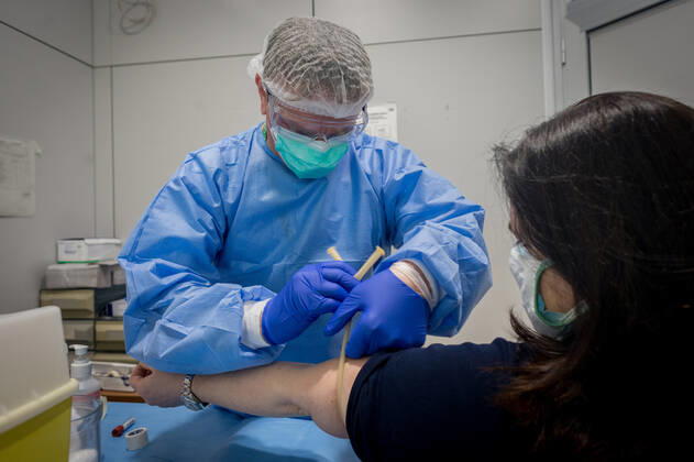 Cremona. Serological tests for blood sampling for the emergency COVID19 at the Cremona Hospital (Carlo Cozzoli Fotogramma, Cremona - 2020-04-23) p.s. la foto e utilizzabile nel rispetto del contesto in cui e stata scattata, e senza intento diffamatorio del decoro delle persone rappresentate  Copyright: xCarloxCozzolix xFOTOGRAMMAx