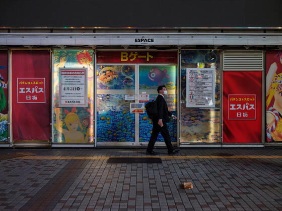 Coronavirus in Japan, Eindrücke aus Tokio A man wearing a mask walks by a close patchinko in Kabukicho most famous Red Light District in Shinjuku in Tokyo, Japan, 23 April 2020. Japanese Prime Minister Shinzo Abe extends state of emergency for Japan area for at least until second week of May on increase of coronavirus and COVID-19 infection cases. April 23, 2020  (125640867)