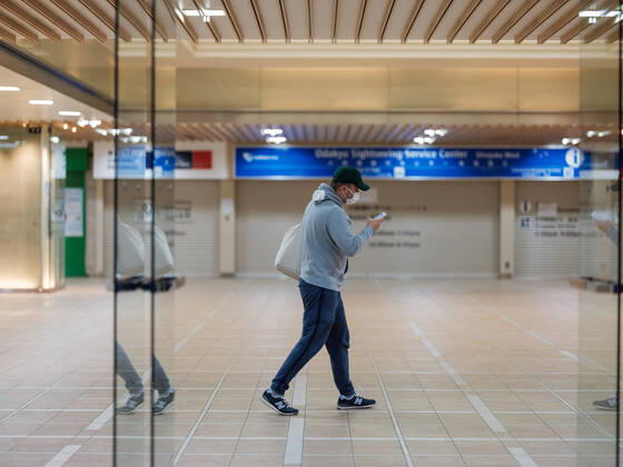 Coronavirus in Japan, Eindrücke aus Tokio A man wearing a mask walks inside the station in Shinjuku in Tokyo, Japan, 23 April 2020. Japanese Prime Minister Shinzo Abe extends state of emergency for Japan area for at least until second week of May on increase of coronavirus and COVID-19 infection cases. April 23, 2020  (125640955)