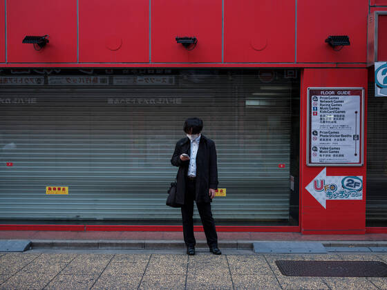 Coronavirus in Japan, Eindrücke aus Tokio A man wearing a mask looks as his smartphone in Shinjuku in Tokyo, Japan, 23 April 2020. Japanese Prime Minister Shinzo Abe extends state of emergency for Japan area for at least until second week of May on increase of coronavirus and COVID-19 infection cases. April 23, 2020  (125640964)