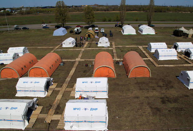 News Bilder des Tages DONETSK, UKRAINE - APRIL 23, 2020: An aerial view of a field hospital for coronavirus patients set up by servicemen of the Emergency Situations Ministry of the Donetsk People s Republic as part of a COVID-19 response exercise; the exercise is aimed at providing a timely and efficient professional medical assistance to victims of emergencies in case of a lack of beds in hospitals. A similar field hospital can admit over 100 people. Valentin Sprinchak TASS  TS0D6D2E