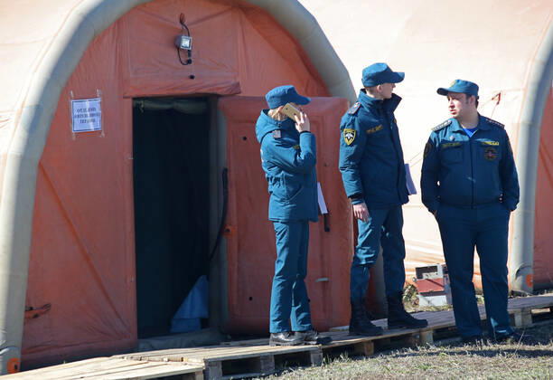 DONETSK, UKRAINE - APRIL 23, 2020: Servicemen of the Emergency Situations Ministry of the Donetsk People s Republic at a field hospital for coronavirus patients set up as part of a COVID-19 response exercise; the exercise is aimed at providing a timely and efficient professional medical assistance to victims of emergencies in case of a lack of beds in hospitals. A similar field hospital can admit over 100 people. Valentin Sprinchak TASS  TS0D6D3B