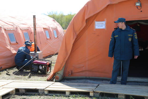 DONETSK, UKRAINE - APRIL 23, 2020: Servicemen of the Emergency Situations Ministry of the Donetsk People s Republic at a field hospital for coronavirus patients set up as part of a COVID-19 response exercise; the exercise is aimed at providing a timely and efficient professional medical assistance to victims of emergencies in case of a lack of beds in hospitals. A similar field hospital can admit over 100 people. Valentin Sprinchak TASS  TS0D6D3E