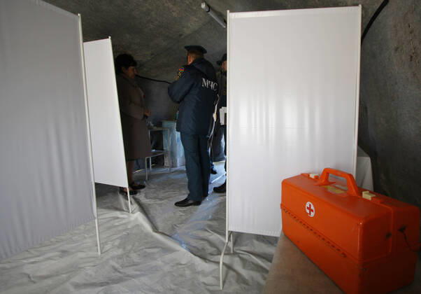 DONETSK, UKRAINE - APRIL 23, 2020: Servicemen of the Emergency Situations Ministry of the Donetsk People s Republic in a tent at a field hospital for coronavirus patients set up as part of a COVID-19 response exercise; the exercise is aimed at providing a timely and efficient professional medical assistance to victims of emergencies in case of a lack of beds in hospitals. A similar field hospital can admit over 100 people. Valentin Sprinchak TASS  TS0D6D40