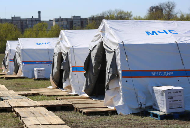 DONETSK, UKRAINE - APRIL 23, 2020: A view of tents at a field hospital for coronavirus patients set up by servicemen of the Emergency Situations Ministry of the Donetsk People s Republic as part of a COVID-19 response exercise; the exercise is aimed at providing a timely and efficient professional medical assistance to victims of emergencies in case of a lack of beds in hospitals. A similar field hospital can admit over 100 people. Valentin Sprinchak TASS  TS0D6D42