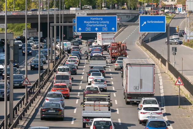 News Bilder des Tages 23.04.2020,Berlin,Deutschland,GER, die Stadt in Zeiten der Corona Pandemie.Dichter Verkehr auf der A100 Stadtautobahn.Fahrtrichtung Tegel.Höhe Ausfahrt Kurfürstendamm.