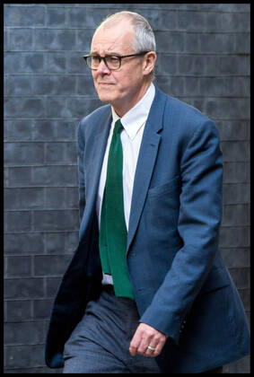 . 23 04 2020. London, United Kingdom. Coronavirus Briefing In Downing Street. Sir Patrick Vallance, Government Chief Scientific Adviser ( GCSA ), arrives in Downing Street ahead of Covid-19 briefing.  xMartynxWheatleyx xi-Imagesx IIM-21054-0009