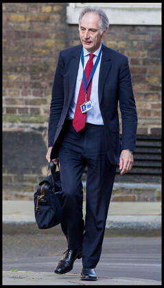 . 23 04 2020. London, United Kingdom. Coronavirus Briefing In Downing Street. Professor John Newton, director of health improvement at Public Health England, arrives in Downing Street ahead of Covid-19 briefing.  xMartynxWheatleyx xi-Imagesx IIM-21054-0011