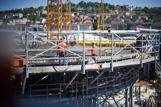 Coronavirus, Bauarbeiter. Bau des neuen Hauptbahnhofs in Stuttgart. Sechs Arbeiter einer türkischen Baufirma, die auf dem Stuttgart-21-Gelände beschäftigt sind, haben sich mit dem Coronavirus infiziert. Zwei davon liegen im Krankenhaus. Die Stadt bestätigte einen Bericht der Stuttgarter Zeitung und erklärte, es befänden sich insgesamt 96 Personen in Quarantäne. Vier davon hätten Symptome. Stuttgart Baden-Wuerttemberg Deutschland Copyright: xMaxxKovalenkox