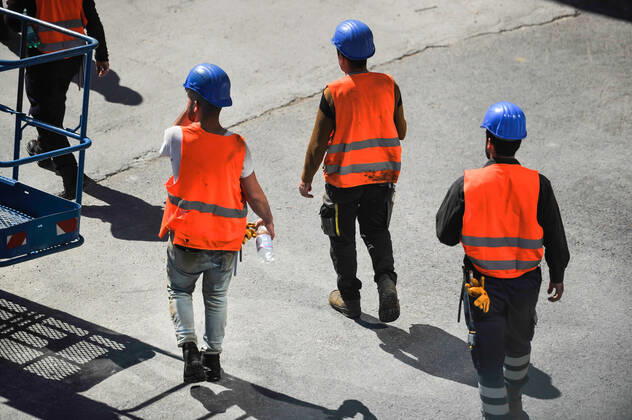 Coronavirus, Bauarbeiter. Bau des neuen Hauptbahnhofs in Stuttgart. Sechs Arbeiter einer türkischen Baufirma, die auf dem Stuttgart-21-Gelände beschäftigt sind, haben sich mit dem Coronavirus infiziert. Zwei davon liegen im Krankenhaus. Die Stadt bestätigte einen Bericht der Stuttgarter Zeitung und erklärte, es befänden sich insgesamt 96 Personen in Quarantäne. Vier davon hätten Symptome. Stuttgart Baden-Wuerttemberg Deutschland Copyright: xMaxxKovalenkox
