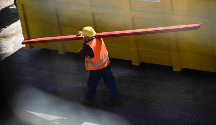 Coronavirus, Bauarbeiter. Bau des neuen Hauptbahnhofs in Stuttgart. Sechs Arbeiter einer türkischen Baufirma, die auf dem Stuttgart-21-Gelände beschäftigt sind, haben sich mit dem Coronavirus infiziert. Zwei davon liegen im Krankenhaus. Die Stadt bestätigte einen Bericht der Stuttgarter Zeitung und erklärte, es befänden sich insgesamt 96 Personen in Quarantäne. Vier davon hätten Symptome. Stuttgart Baden-Wuerttemberg Deutschland Copyright: xMaxxKovalenkox