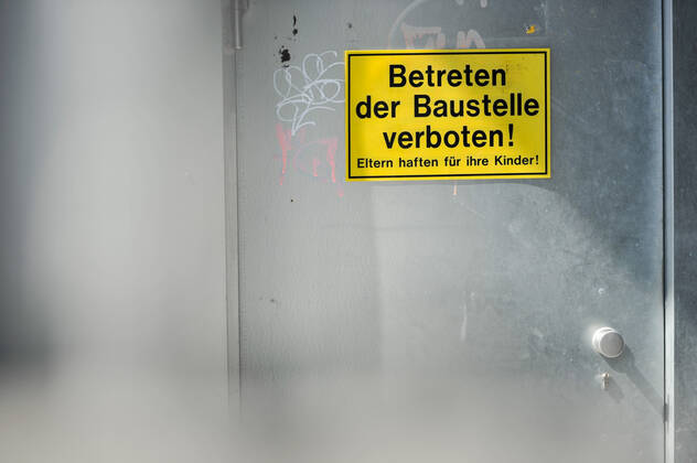 Coronavirus, Bauarbeiter. Bau des neuen Hauptbahnhofs in Stuttgart. Sechs Arbeiter einer türkischen Baufirma, die auf dem Stuttgart-21-Gelände beschäftigt sind, haben sich mit dem Coronavirus infiziert. Zwei davon liegen im Krankenhaus. Die Stadt bestätigte einen Bericht der Stuttgarter Zeitung und erklärte, es befänden sich insgesamt 96 Personen in Quarantäne. Vier davon hätten Symptome. Stuttgart Baden-Wuerttemberg Deutschland Copyright: xMaxxKovalenkox