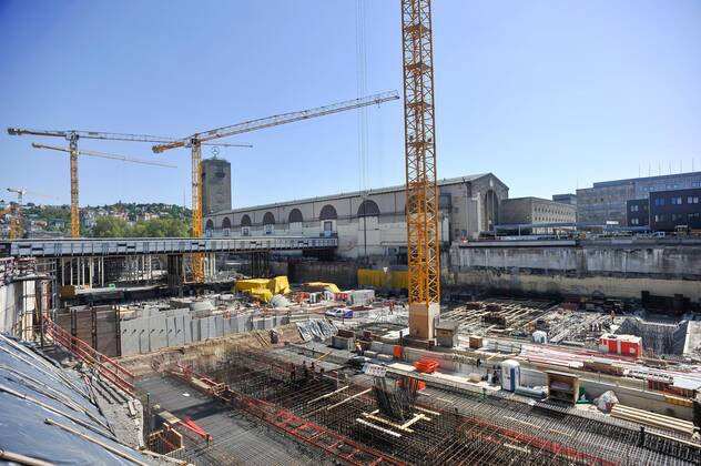 Coronavirus, Bauarbeiter. Bau des neuen Hauptbahnhofs in Stuttgart. Sechs Arbeiter einer türkischen Baufirma, die auf dem Stuttgart-21-Gelände beschäftigt sind, haben sich mit dem Coronavirus infiziert. Zwei davon liegen im Krankenhaus. Die Stadt bestätigte einen Bericht der Stuttgarter Zeitung und erklärte, es befänden sich insgesamt 96 Personen in Quarantäne. Vier davon hätten Symptome. Stuttgart Baden-Wuerttemberg Deutschland Copyright: xMaxxKovalenkox
