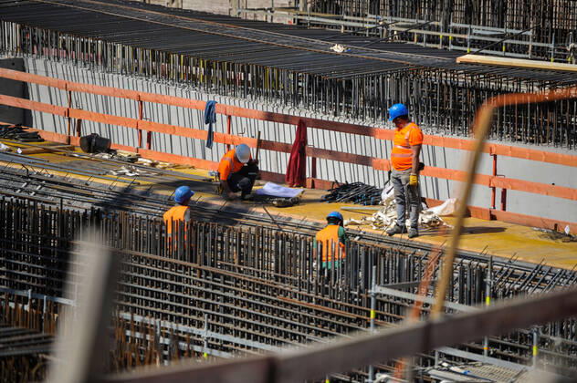 Coronavirus, Bauarbeiter. Bau des neuen Hauptbahnhofs in Stuttgart. Sechs Arbeiter einer türkischen Baufirma, die auf dem Stuttgart-21-Gelände beschäftigt sind, haben sich mit dem Coronavirus infiziert. Zwei davon liegen im Krankenhaus. Die Stadt bestätigte einen Bericht der Stuttgarter Zeitung und erklärte, es befänden sich insgesamt 96 Personen in Quarantäne. Vier davon hätten Symptome. Stuttgart Baden-Wuerttemberg Deutschland Copyright: xMaxxKovalenkox