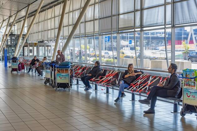 News Bilder des Tages SCHIPHOL 23-04-2020, Schiphol preparing departure and arrivals for a 1,5 meter distance at the terminals Schiphol preparing for a 1,5 meter distance at the terminals  x7903942x Copyright: