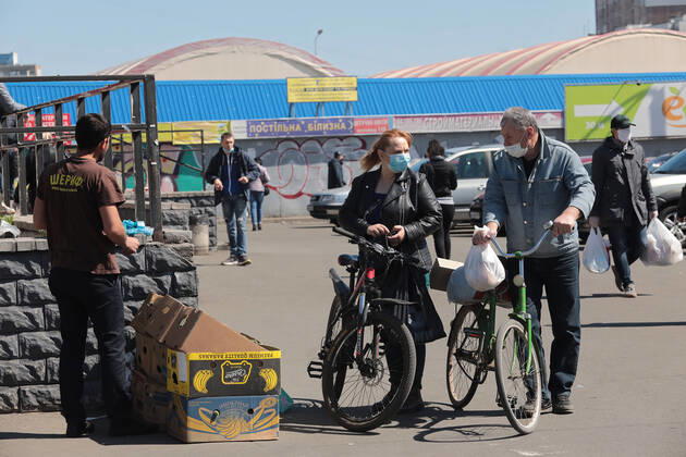 Coronavirus in der Ukraine, Eindrücke aus Kiew KYIV, UKRAINE - APRIL 23, 2020 - A man and a woman in face mask shop at a street market during the quarantine, Kyiv, capital of Ukraine. Daily life of Kyiv during quarantine on April 23, 2020  Copyright: xHennadiixMinchenkox