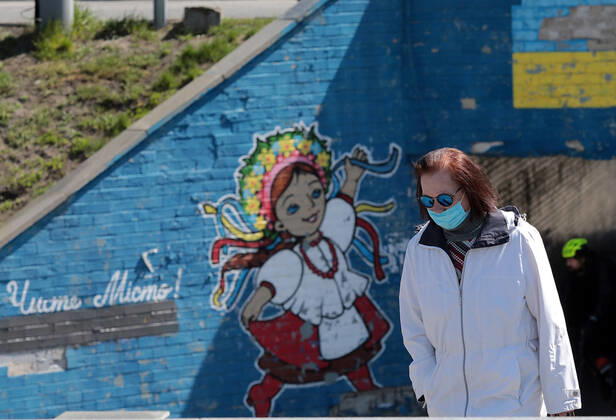 Coronavirus in der Ukraine, Eindrücke aus Kiew KYIV, UKRAINE - APRIL 23, 2020 - A woman wears a face mask and sunglasses on a street during the quarantine, Kyiv, capital of Ukraine. Daily life of Kyiv during quarantine on April 23, 2020  Copyright: xHennadiixMinchenkox