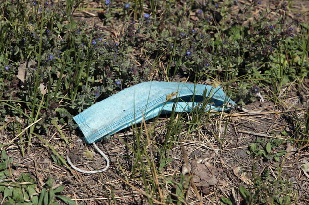 Coronavirus in der Ukraine, Eindrücke aus Kiew KYIV, UKRAINE - APRIL 23, 2020 - A discarded face mask lies on the ground during the quarantine, Kyiv, capital of Ukraine. Daily life of Kyiv during quarantine on April 23, 2020  Copyright: xHennadiixMinchenkox